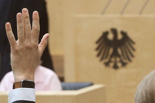 Abstimmung im Bundesrat: Abgeordnete müssen dem Bundestagspräsidenten künftig Nebeneinkünfte bereits ab 1000 Euro im Monat oder 3000 Euro im Jahr melden.