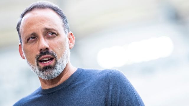 Stuttgarts Trainer Pellegrino Matarazzo bedauert den Abschied von Thomas Hitzlsperger. Stuttgarts Trainer Pellegrino Matarazzo bedauert den Abschied von Thomas Hitzlsperger.