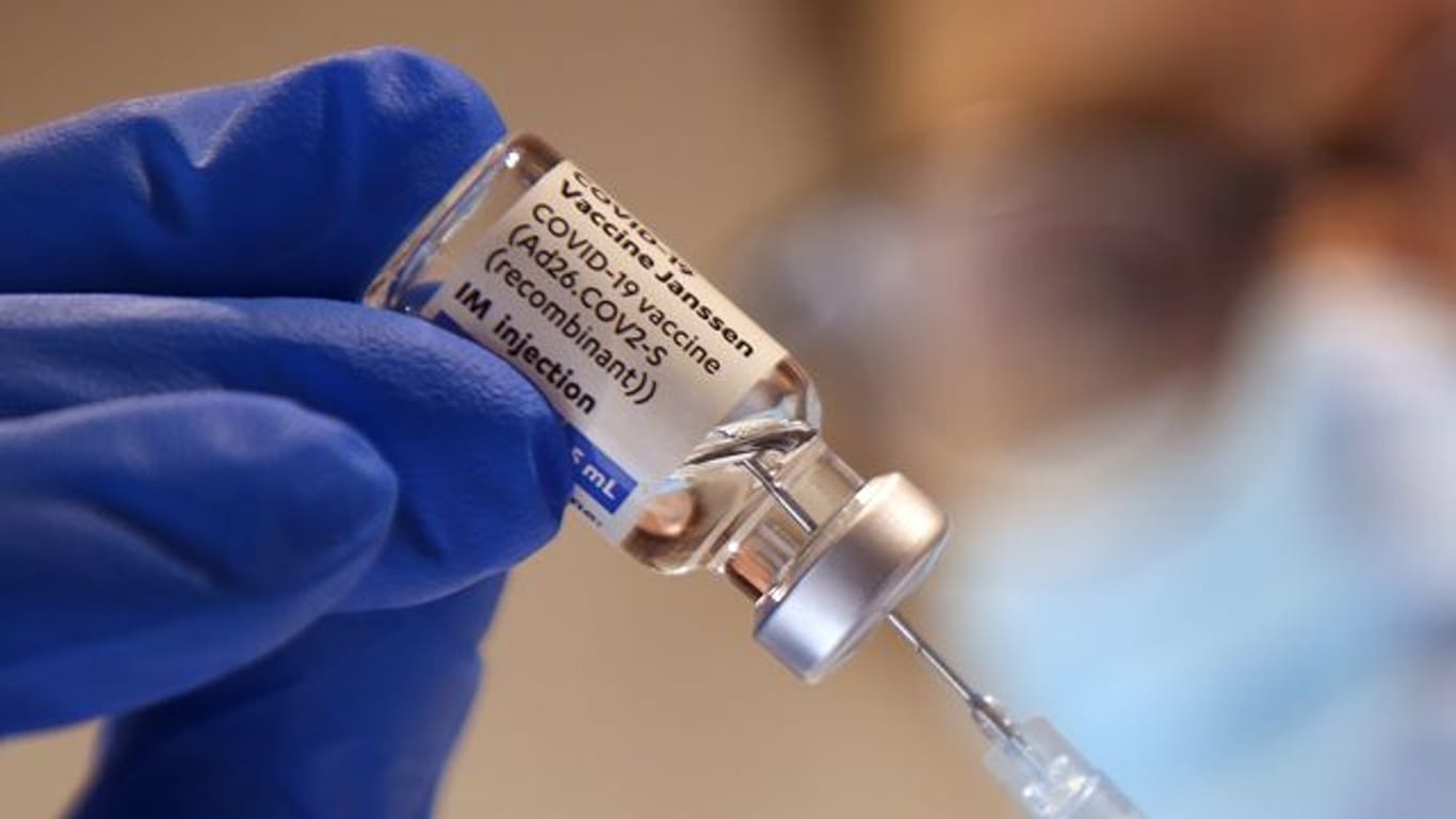 Eine Arzthelferin zieht in einer Praxis eine Spritze mit dem Corona-Impfstoff Janssen von Johnson-&-Johnson auf.