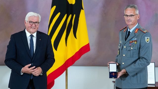 Brigadegeneral Jens Arlt (r) und Bundespräsident Frank-Walter Steinmeier.