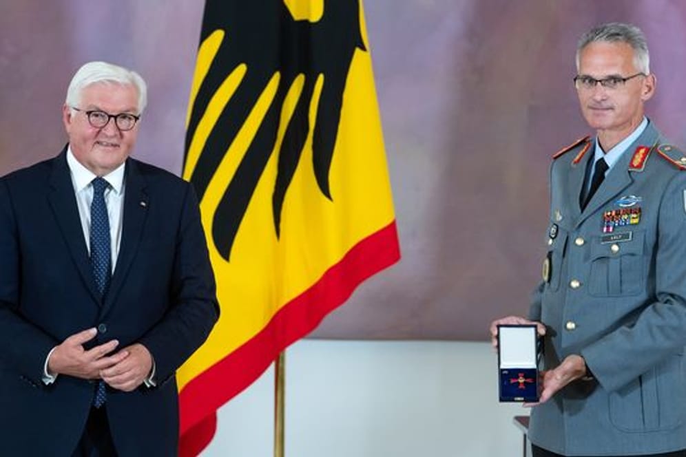 Brigadegeneral Jens Arlt (r) und Bundespräsident Frank-Walter Steinmeier.
