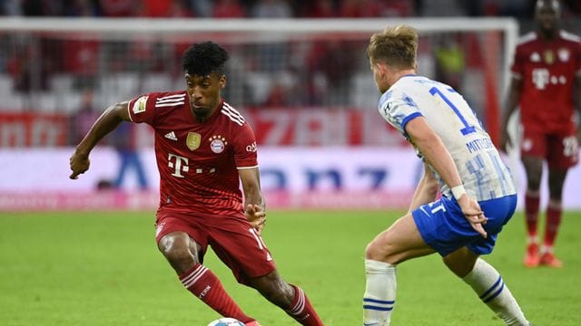 Münchens Kingsley Coman (l) und Herthas Maximilian Mittelstädt kämpfen um den Ball. Münchens Kingsley Coman (l) und Herthas Maximilian Mittelstädt kämpfen um den Ball.