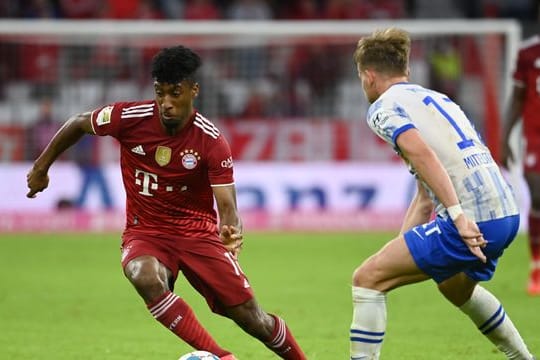 Münchens Kingsley Coman (l) und Herthas Maximilian Mittelstädt kämpfen um den Ball.