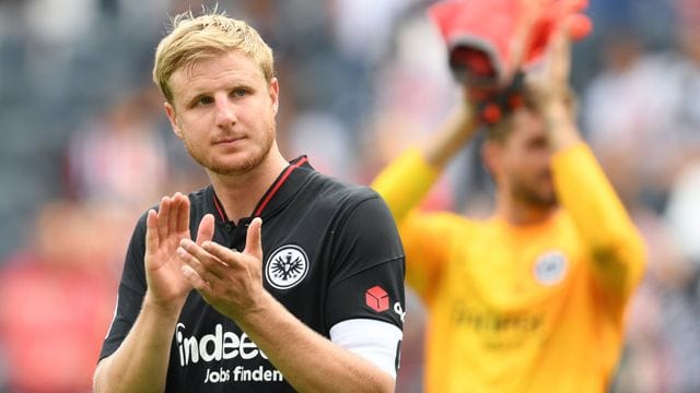 Frankfurts Martin Hinteregger bedankt sich nach einem Spiel vor der Kurve für die Unterstützung der Fans. Frankfurts Martin Hinteregger bedankt sich nach einem Spiel vor der Kurve für die Unterstützung der Fans.