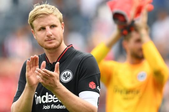 Frankfurts Martin Hinteregger bedankt sich nach einem Spiel vor der Kurve für die Unterstützung der Fans.
