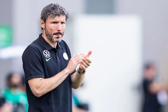 Wolfsburgs Trainer Mark van Bommel coacht seine Mannschaft von der Seitenlinie aus.