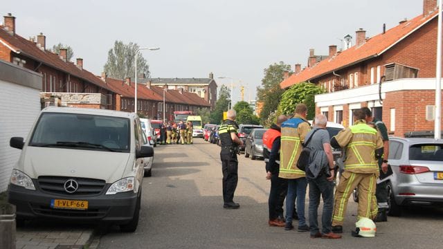 Polizisten und Rettungskräfte stehen am Tatort in Almelo.