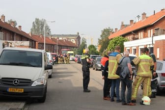 Polizisten und Rettungskräfte stehen am Tatort in Almelo.