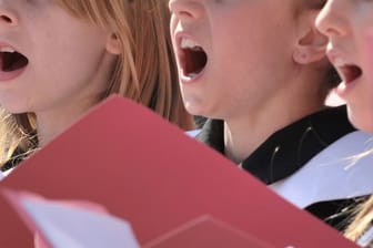 Die Forscher verstehen ihre Studie als Anregung für eine Diskussion über das Risikomanagement bei Kindern in der Pandemie, zum Beispiel beim Präsenzunterricht in der Schule und beim Chorsingen (Symbolbild).