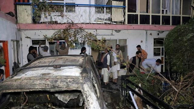 Bei dem Drohnenangriff wurde ein Auto vor einem Haus in Kabul getroffen. Bei dem Drohnenangriff wurde ein Auto vor einem Haus in Kabul getroffen.