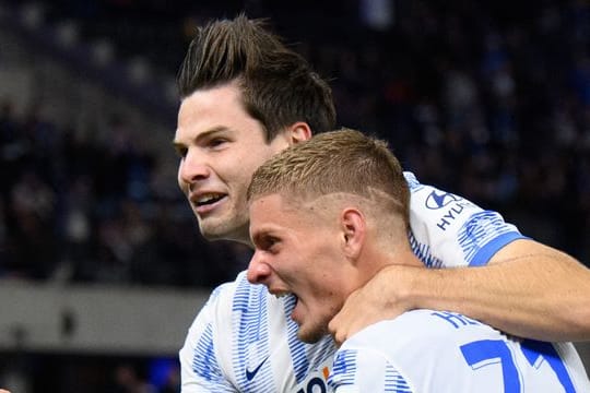 Torschütze Jurgen Ekkelenkamp (l) bejubelt sein Tor gegen Fürth mit Marton Dardai.