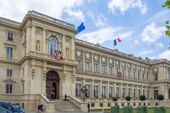 Das französische Außenministerium am Quai d'Orsay in Paris - jetzt wurden die Botschafter aus den USA und Australien zu Konsultationen zurückgerufen.