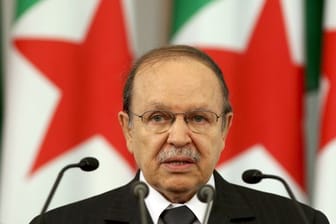 Algeriens Präsident Abdelaziz Bouteflika 2009 bei seinem Eid für seine dritte Amtszeit.