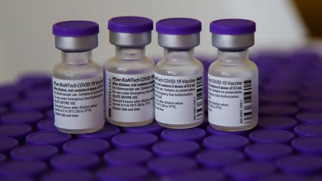 Fläschchen mit Biontech Pfizer Impfstoff warten auf ihren Einsatz. Fläschchen mit Biontech Pfizer Impfstoff warten auf ihren Einsatz.