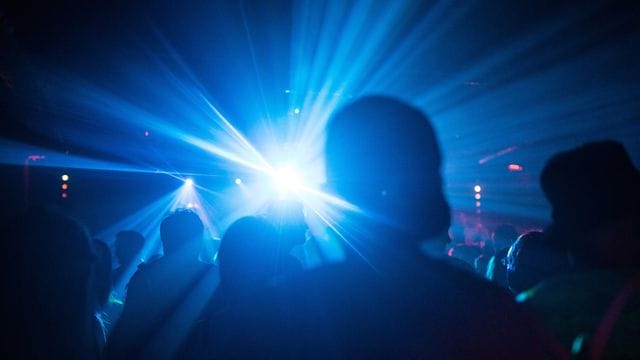 Menschen feiern in einem Club.