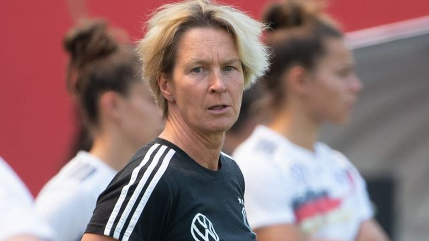 Gleich 14 Nationalspielerinnen wollen den Trainerschein machen: Bundestrainerin Martina Voss-Tecklenburg freut es.