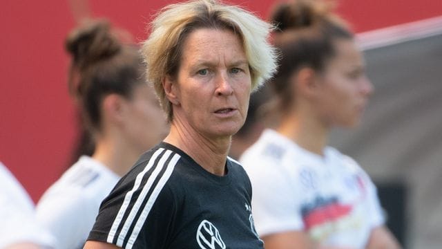 Gleich 14 Nationalspielerinnen wollen den Trainerschein machen: Bundestrainerin Martina Voss-Tecklenburg freut es.