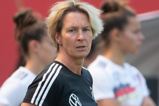 Gleich 14 Nationalspielerinnen wollen den Trainerschein machen: Bundestrainerin Martina Voss-Tecklenburg freut es.