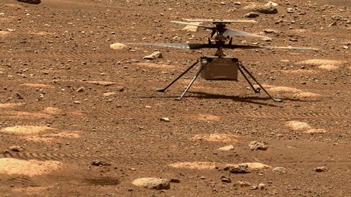 Der Mars-Hubschrauber "Ingenuity" muss seine Rotorblätter künftig noch schneller drehen - die Luft wird dünner.