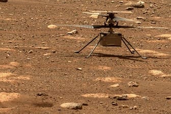 Der Mars-Hubschrauber "Ingenuity" muss seine Rotorblätter künftig noch schneller drehen - die Luft wird dünner.