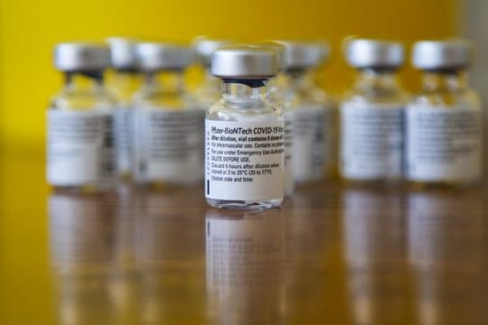 Fläschchen mit Biontech Pfizer Impfstoff warten auf ihren Einsatz.