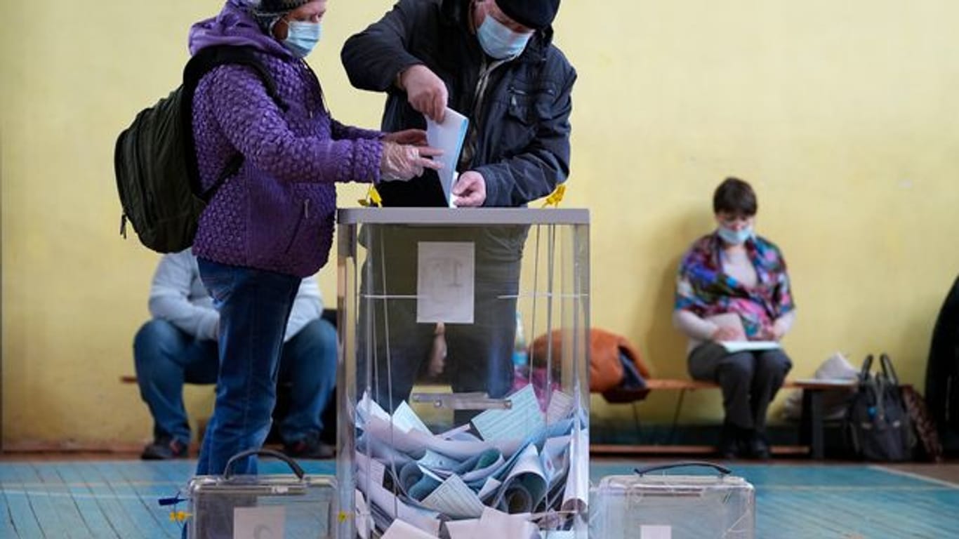 Unter weitgehendem Ausschluss prominenter Oppositioneller hat in Russland die dreitägige Parlamentswahl begonnen.