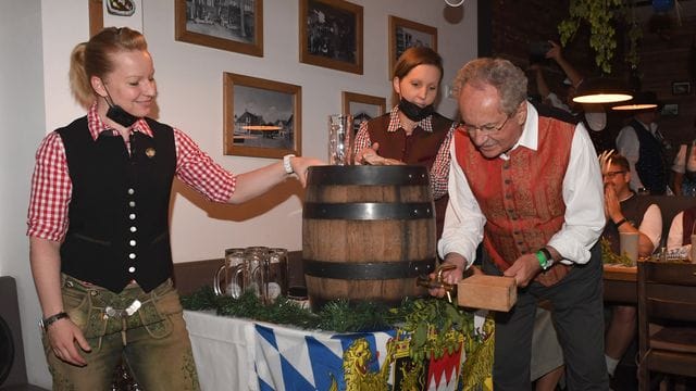 Christian Ude zapft im Schiller Bräu mit zwei Schlägen an.