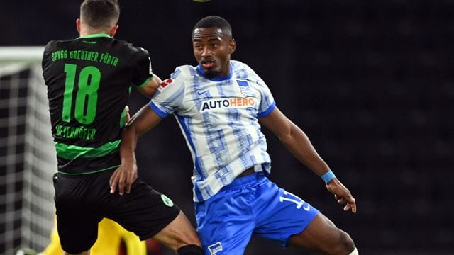 Hertha-Neuzugang Myziane Maolida (r) im Kopfballduell mit Fürths Marco Meyerhöfer. Hertha-Neuzugang Myziane Maolida (r) im Kopfballduell mit Fürths Marco Meyerhöfer.