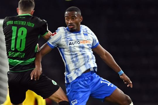 Hertha-Neuzugang Myziane Maolida (r) im Kopfballduell mit Fürths Marco Meyerhöfer.