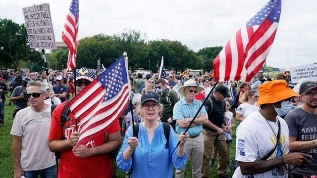 Einige Hundert Trump-Anhänger demonstrieren in Washington.