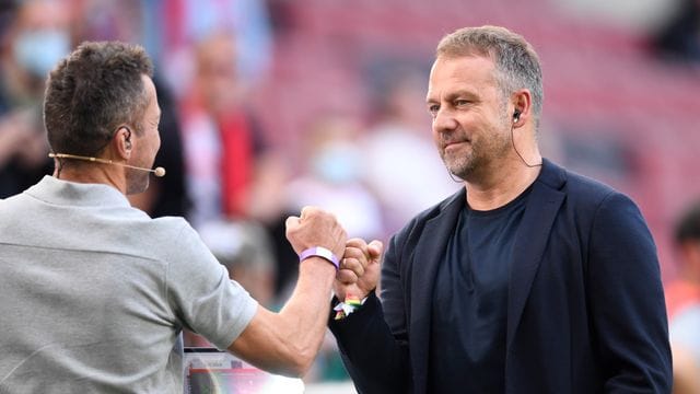 Bundestrainer Hansi Flick (r) begrüßt vor dem Spiel in Köln Sky-Experte Lothar Matthäus.