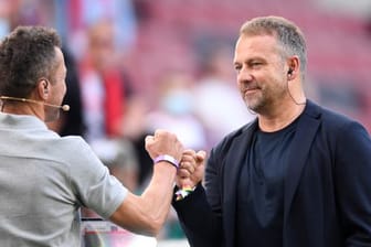 Bundestrainer Hansi Flick (r) begrüßt vor dem Spiel in Köln Sky-Experte Lothar Matthäus.