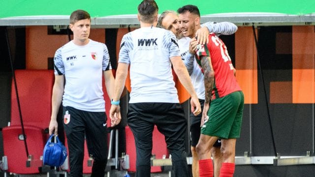 Augsburgs Iago verlässt verletzt den Platz.