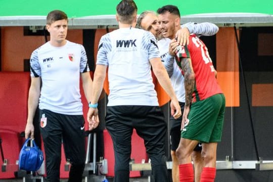 Augsburgs Iago verlässt verletzt den Platz.