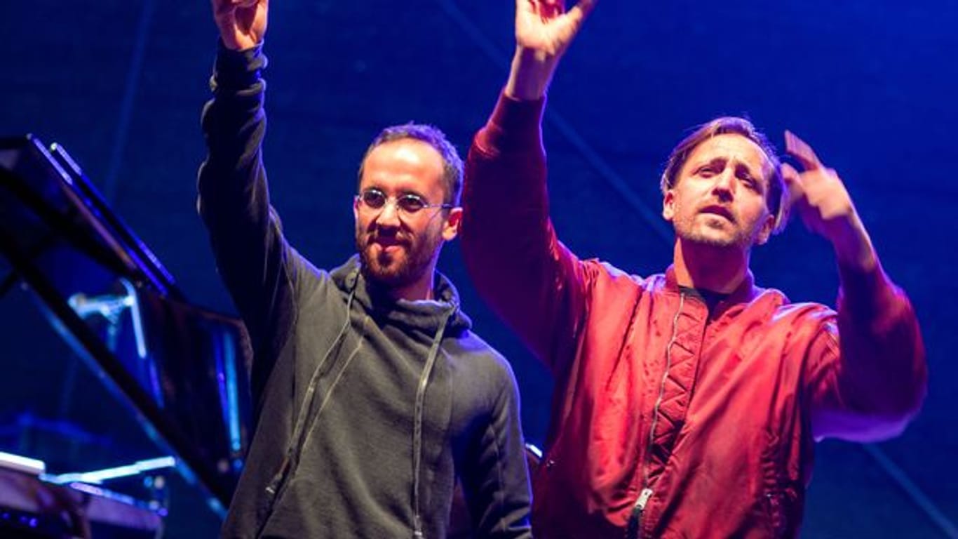 Musiker Danger Dan (r) und Star-Pianist Igor Levit (l) spielen beim Konzert "Jamel rockt den Förster".