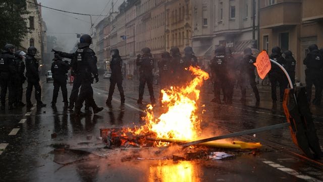 Polizisten sichern die Wolfgang-Heinze-Straße nach Ausschreitungen kam. Polizisten sichern die Wolfgang-Heinze-Straße nach Ausschreitungen kam.