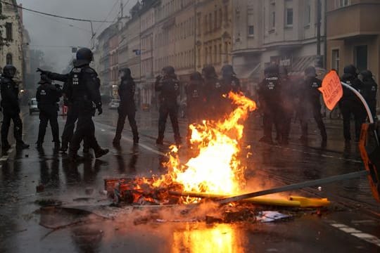 Polizisten sichern die Wolfgang-Heinze-Straße nach Ausschreitungen kam.