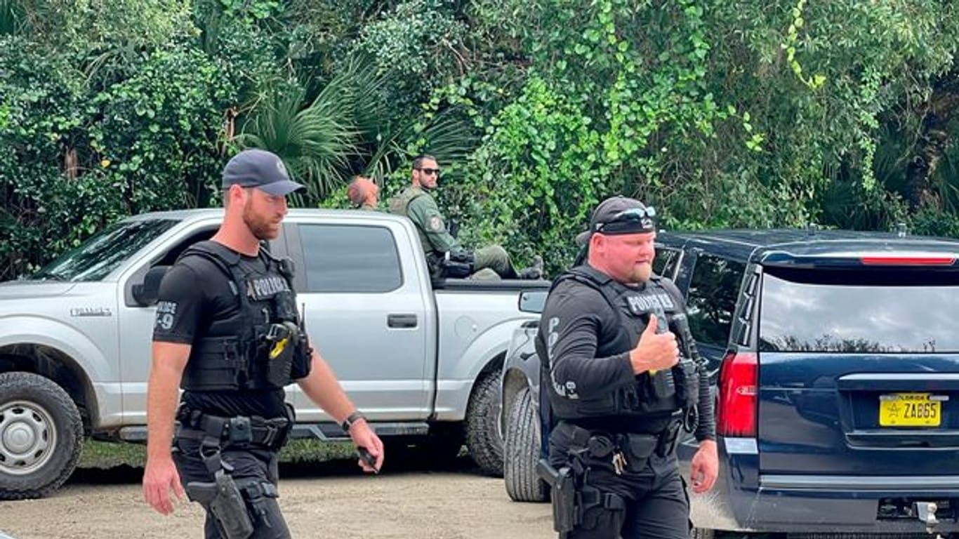 Polizisten suchen im weitläufigen Carlton Reserve in Sarasota, Florida nach dem Freund von Gabrielle "Gabby" Petito.