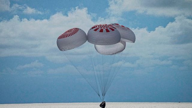 Eine SpaceX-Kapsel mit vier Personen an Bord geht vor der Küste Floridas in den Atlantik nieder. Eine SpaceX-Kapsel mit vier Personen an Bord geht vor der Küste Floridas in den Atlantik nieder.