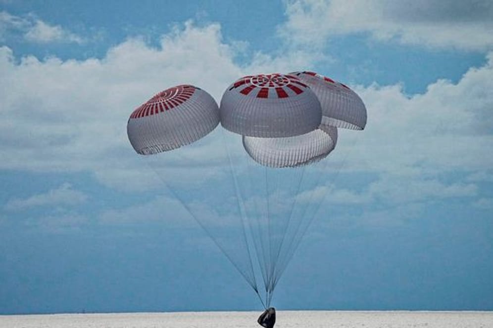 Eine SpaceX-Kapsel mit vier Personen an Bord geht vor der Küste Floridas in den Atlantik nieder.