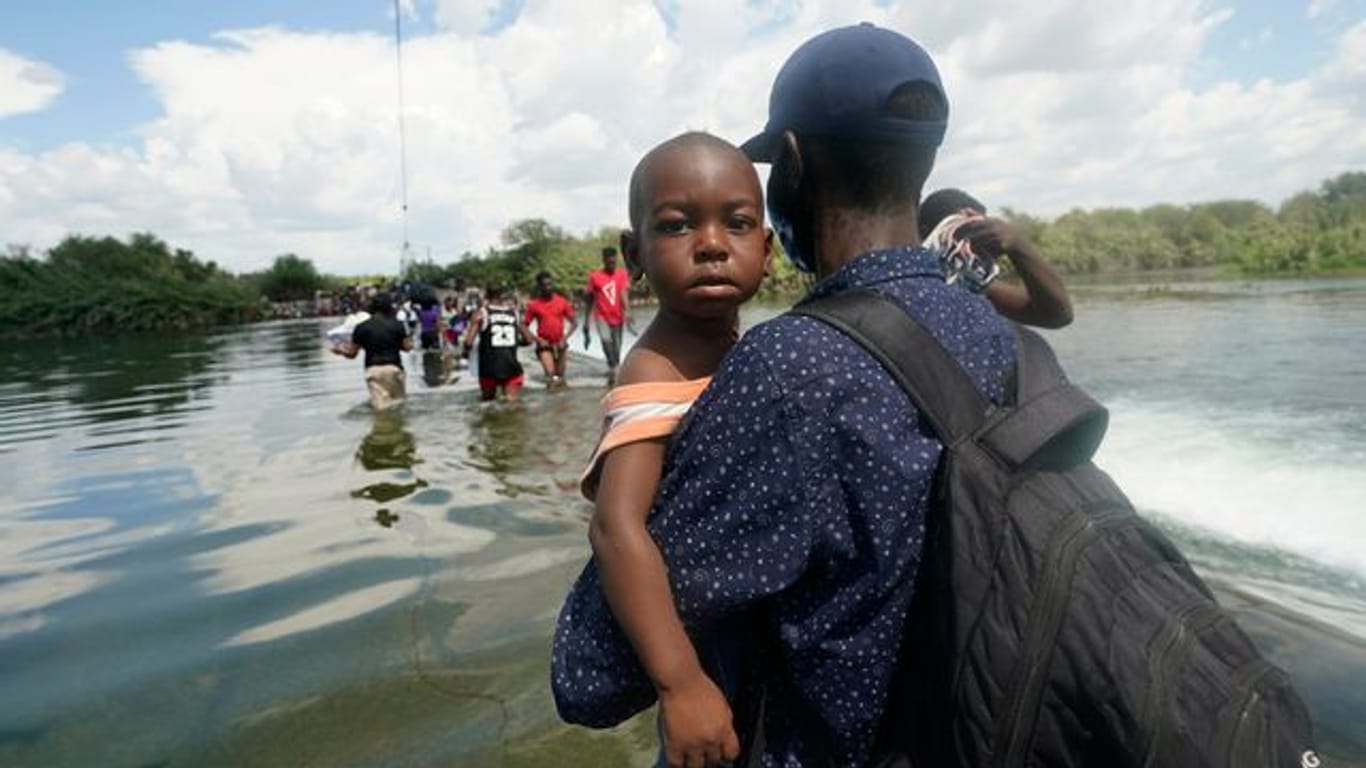 Haitianische Migranten benutzen einen Damm bei Del Rio, Texas, um von Mexiko aus in die Vereinigten Staaten zu gelangen.