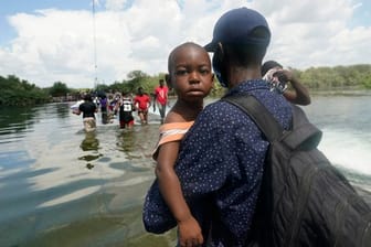 Haitianische Migranten benutzen einen Damm bei Del Rio, Texas, um von Mexiko aus in die Vereinigten Staaten zu gelangen.