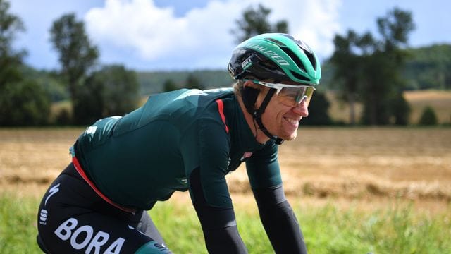 Pascal Ackermann vom Team Bora-Hansgrohe sitzt lächelnd auf dem Rad.