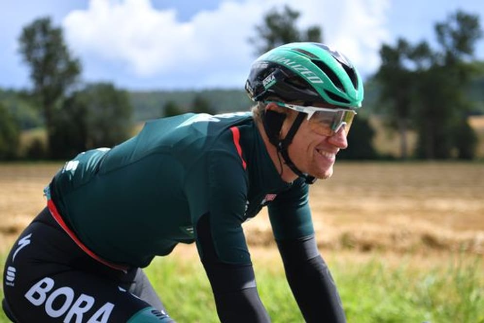 Pascal Ackermann vom Team Bora-Hansgrohe sitzt lächelnd auf dem Rad.