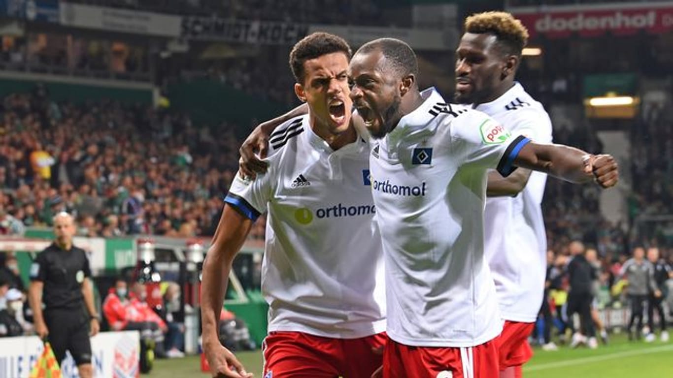 Die Spieler des Hamburger SV feiern den 2:0-Sieg beim Erzrivalen Werder Bremen.