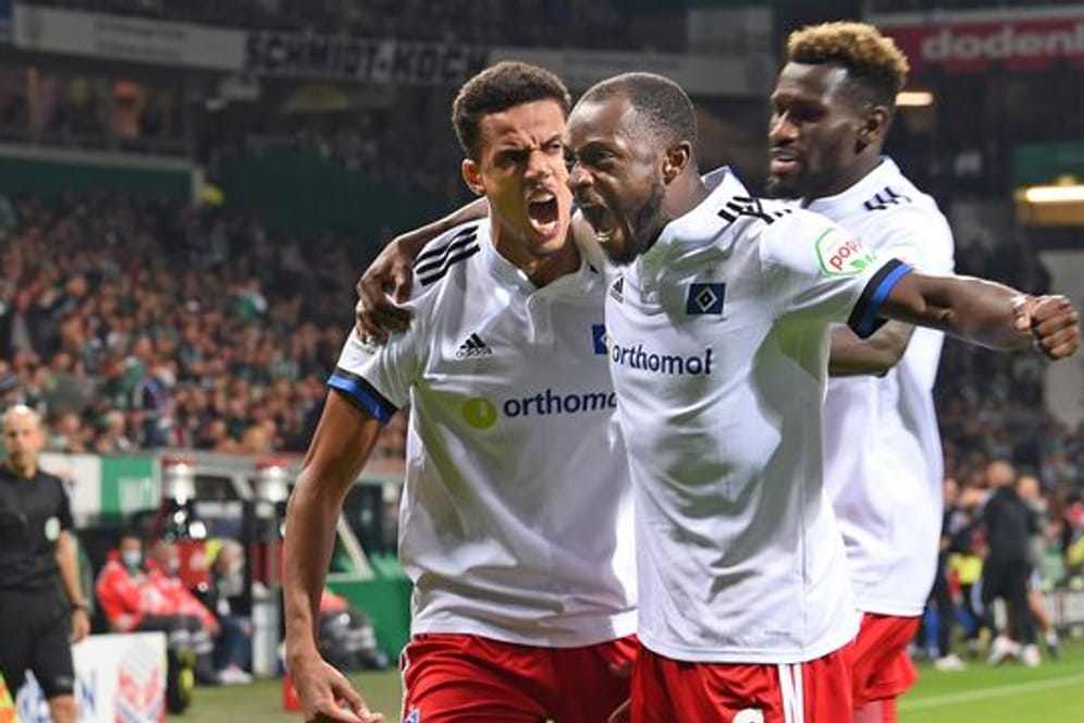 Die Spieler des Hamburger SV feiern den 2:0-Sieg beim Erzrivalen Werder Bremen.
