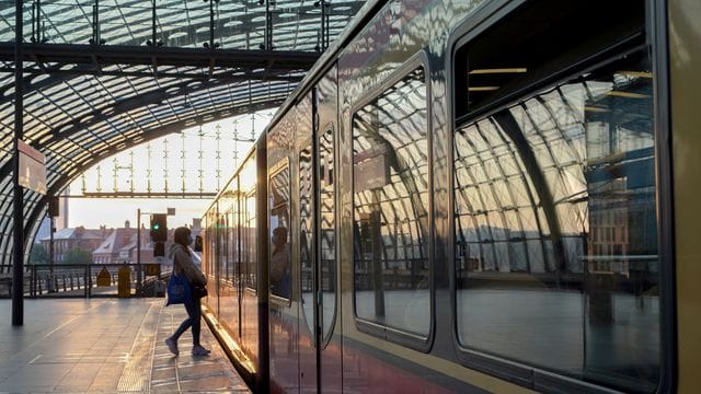 Eine Frau besteigt eines S-Bahn am Hauptbahnhof Berlin.