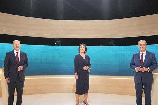 Kanzlerkandidat Olaf Scholz (SPD, l-r), Kanzlerkandidatin Annalena Baerbock (Bündnis90/Die Grünen) und Kanzlerkandidat Armin Laschet (CDU) beim vorangegangenen Triell.