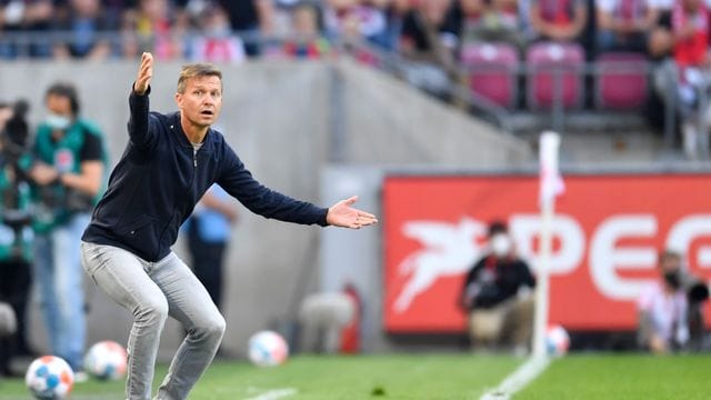 Mit Händen und Füßen in Köln an der Seitenlinie aktiv: Leipzigs Jesse Marsch. Mit Händen und Füßen in Köln an der Seitenlinie aktiv: Leipzigs Jesse Marsch.