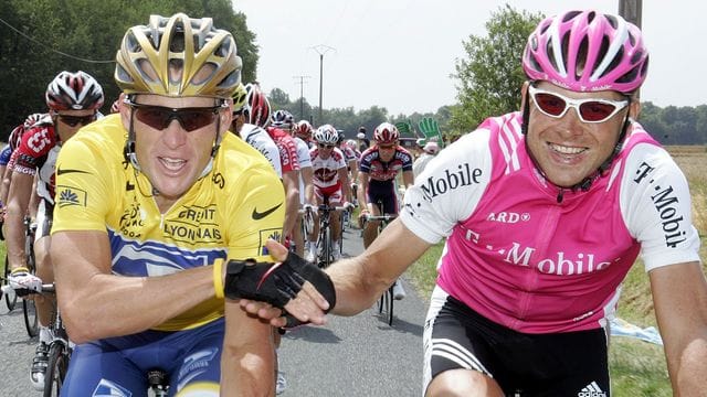 Der deutsche Radprofi Jan Ullrich (r) und Lance Armstrong aus den USA bei der Tour de France.